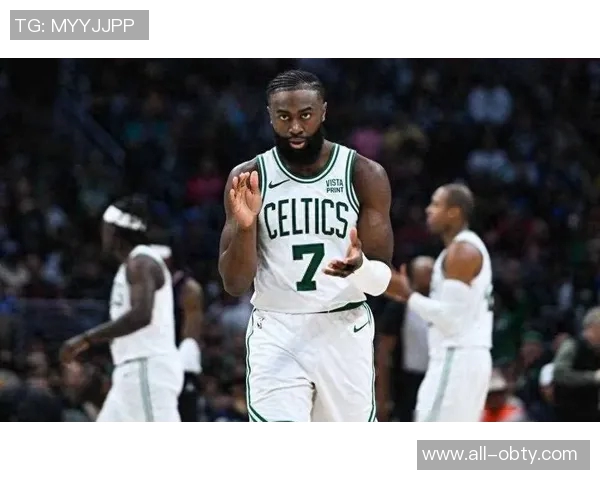 杰伦布朗半场表现抢眼17投8中三分球命中率高达60独得19分助力球队